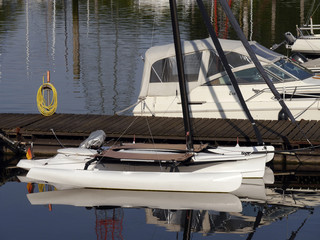 Segelkatamaran im Hafen