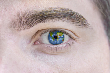 Obraz premium Human eye painted with world space geography map