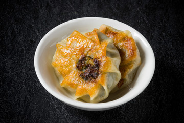 にら饅頭　Fried Garlic Chive Dumplings