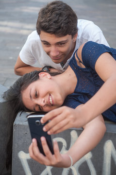 frère et soeur faisant un selfie en extérieur