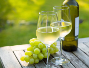 Weißwein, Trauben, Weinflasche