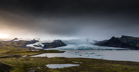 Spektakuläre Landschaft von Islands Südküste mit den Gletschern Fjällsarlon und Jökulsárlón des Vatnajökull