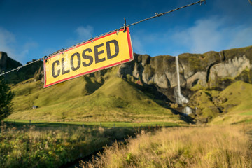 Closed Schild beiFoss á Siðu Wasserfall, Südisland
