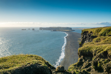 Aussicht auf den schwarzen Sandstrand Reynisfjara, VIk, Island