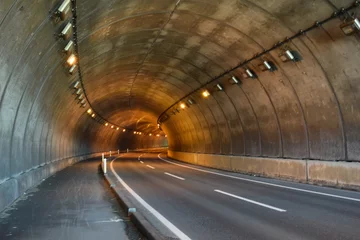 Cercles muraux Tunnel シェルター ／ 山形県鶴岡市の海岸に建造されている「油戸シェルター」です。すぐ横が海なので、風や波除けの役目を果たします。また冬期間は、雪から防護するために設置されたシェルターです。