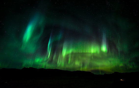 Atemberaubende Nordlichter über Island