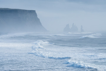 Strand von Reynisfjara mit den Felsennadeln Reynisdrangar im Nebel, Island