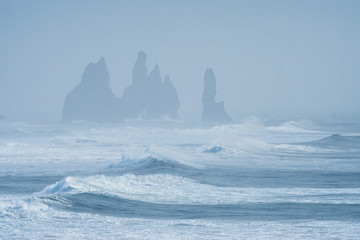 Strand von Reynisfjara mit den Felsennadeln Reynisdrangar im Nebel, Island