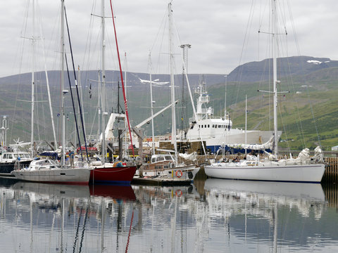 Hafen Isafjordur Island mit Segler und Grundschleppnetzfischer