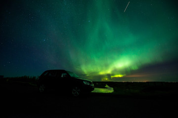 Nordlicht über Auto in Südisland