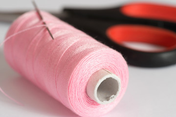 Eine Nadel und ein Faden zum Nähen