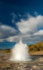 Eruption des Strokkur Geysir in Haukadalur, Island