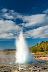Eruption des Strokkur Geysir in Haukadalur, Island