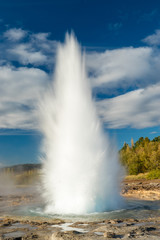 Eruption des Strokkur Geysir in Haukadalur, Island