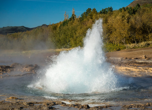 Eruption des Strokkur Geysir in Haukadalur, Island