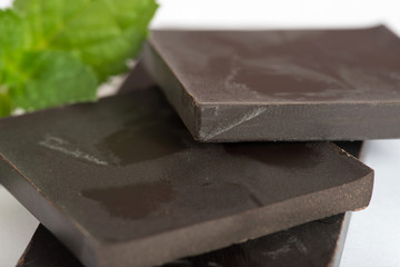 Ein Minze Blatt und Schokolade