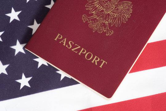 Ein polnischer Reisepass und die Flagge der USA