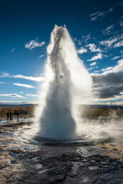 Eruption des Strokkur Geysir in Haukadalur, Island