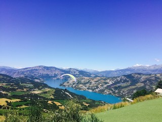 Saut en parapente au dessus du lac de Serre-Poncon