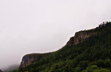 Landschaft um Glencar Waterfall