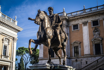 roma statua