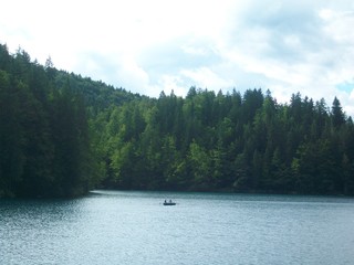 innamorati in barca sullo sfondo del lago inferiore di Fusine