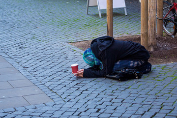 Kriminelle Bettlerin in der Innenstadt