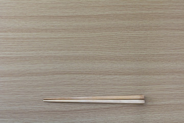 木製のテーブルと食器