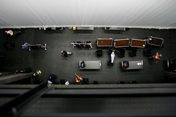 Backstage-Bereich mit Musikern und Flight Cases von oben aus dem Schnürboden eines Theaters -...