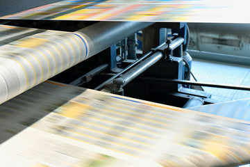 Zeitungsdruck mit einer Rollenoffsetmaschine in einer Großdruckerei // Newspaper printing with a...