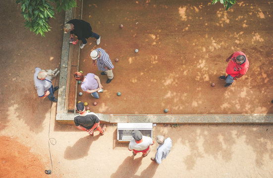 Menschen spielen Boule in Frankreich