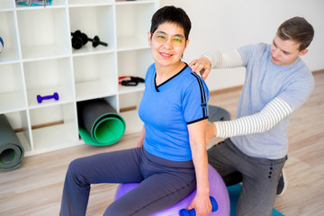 Obraz premium Physiotherapist helping a senior patient