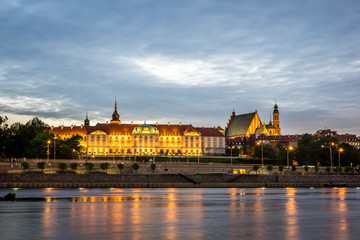 Fototapeta na wymiar Royal Castle and Vistula river in Warsaw, Poland