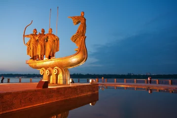 Fotobehang Kiev Monument voor legendarische oprichters van Kiev: Kiy, Schek, Khoryv en Lybid aan de kust van de rivier de Dnjepr, Kiev (Kyiv), Oekraïne