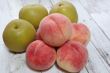 桃と梨　秋の果物