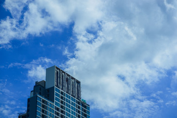 Obraz na płótnie Canvas building with cloudy sky