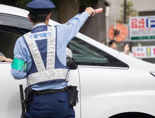 交通を指揮する警察官