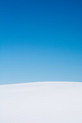 Fototapeta na wymiar 真っ白な雪原と冬晴れの青空