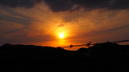 Obraz premium sonnenuntergang drahtzaun