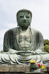 Der große Buddha und Opfergaben (Japan)