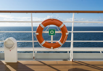 Rettungsring an der Railing eine Kreuzfahrtschiffes - Geländer