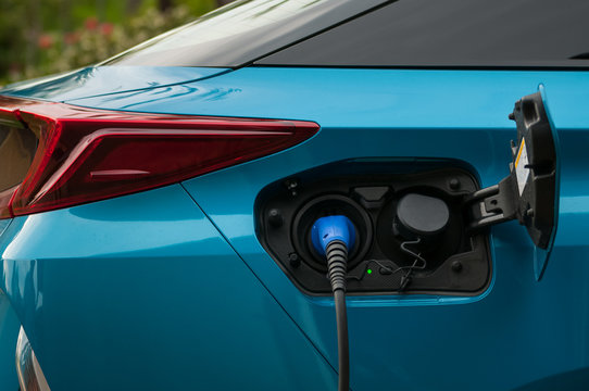 Charging hybrid plug in car battery