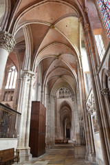 Nef gothique de la cathédrale d'Auxerre en Bourgogne, France
