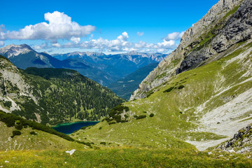 Fototapeta premium Alpenpanorama mit Bergsee