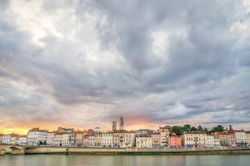 Obraz premium Lovely Riverside View of the City Macon, France
