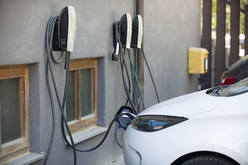 ein Elektroauto wird mit strom betankt