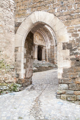 Fototapeta na wymiar Carennac Portail d'entrée du château des doyens et de l'église saint Pierre. Lot. Occitanie
