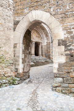 Carennac Portail d'entrée du château des doyens et de l'église saint Pierre. Lot. Occitanie