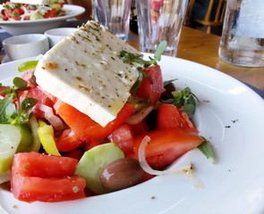 Traditioneller griechischer Salat auf weißem Teller
