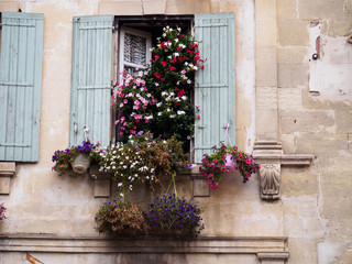 Fototapeta na wymiar Window with flowers in Arles, France